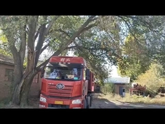 Наш дистрибьютор разгружает продукцию на складе.