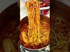 12 месяцев Срок годности Корейская колбаса Горячая куриная лапша Подлинный корейский вкус Мгновенные лапши