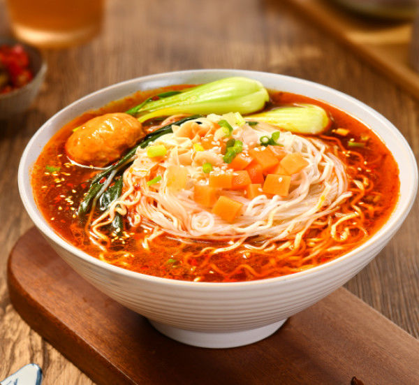 Вкусные острые и острые мгновенные лапши Суп вермичелли и лапши 12 месяцев Горячие и кислые мгновенные лапши