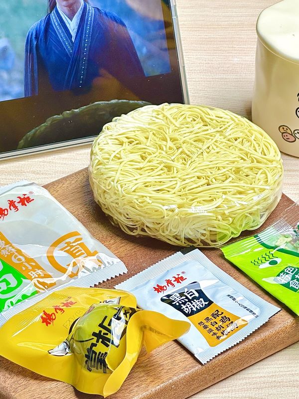 Попробуйте аутентичный вкус лапши Рамен 161 г. Размер порции. Куриный вкус, приправа.