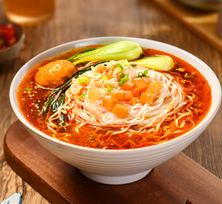 Вкусные острые и острые мгновенные лапши Суп вермичелли и лапши 12 месяцев Горячие и кислые мгновенные лапши